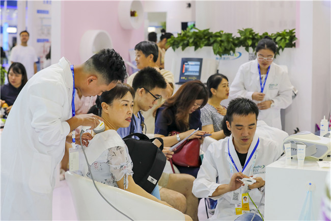 智博會上超聲波治療頸肩痛、膝關節(jié)炎市民爭相體驗